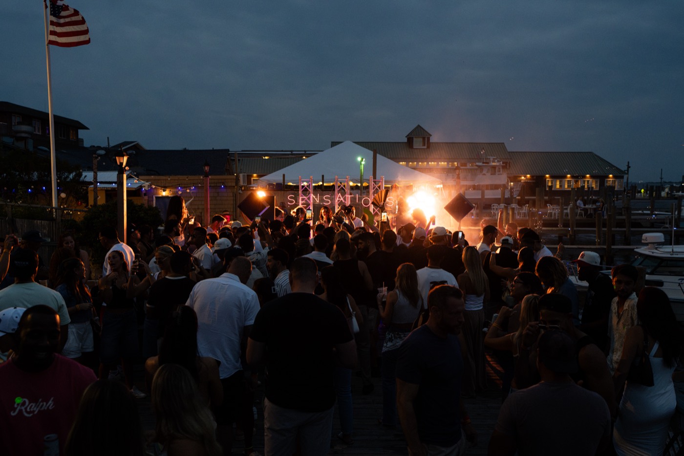 The full crowd at dusk, Hideaway